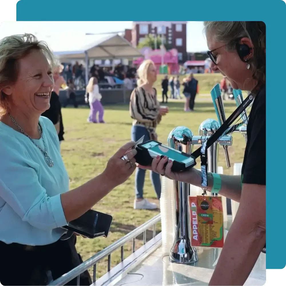 Barmedewerker rekent af met een mobiele Treevent-handheld