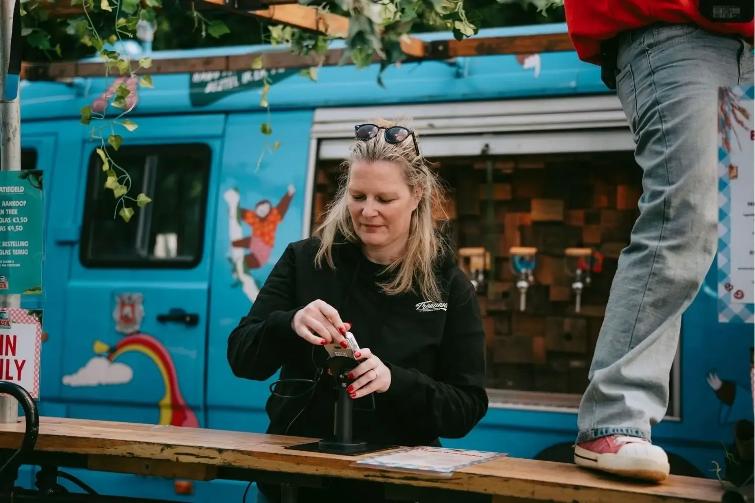 Treevent installeert een pinautomaat bij een foodtruck op een festival